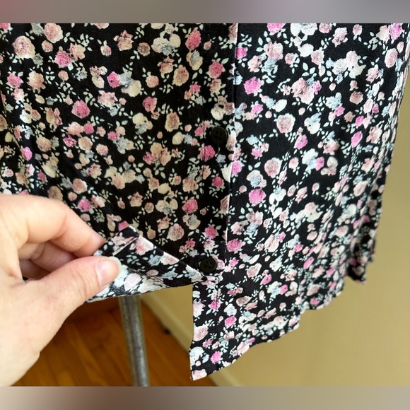 H & M Divide Black & Pink Floral  Print Mini Skirt SZ 8  2 Black Button … - Picture 5 of 9